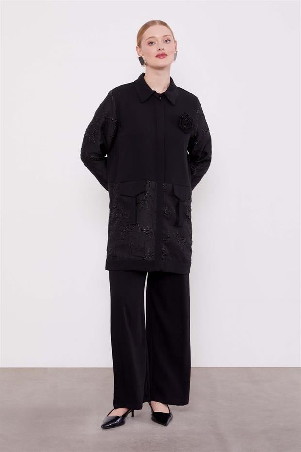 Siyah Yakası Gül Detaylı İkili Takım