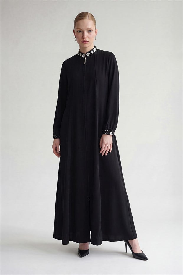 Siyah Yakası İşlemeli Ferace