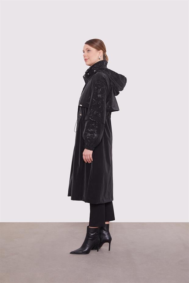 Siyah Yansıma Detaylı Trençkot