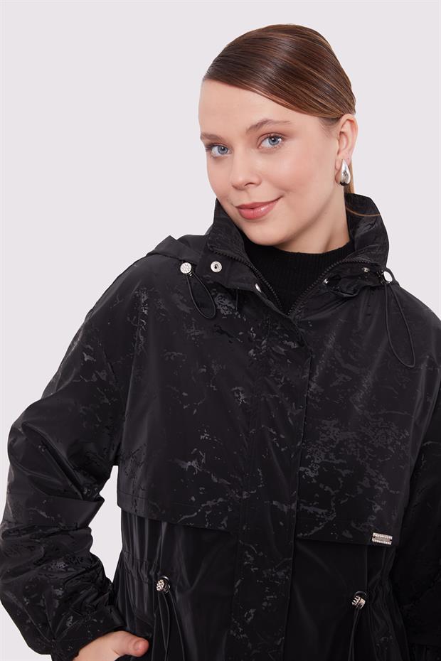 Siyah Yansıma Detaylı Trençkot