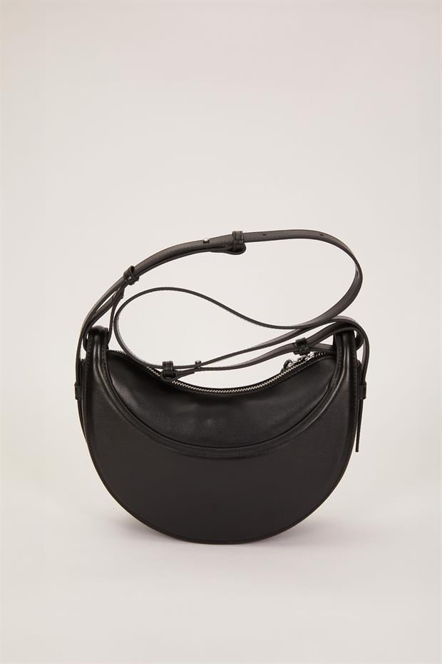 Siyah Zincir Aksesuarlı Baget Omuz Çantası