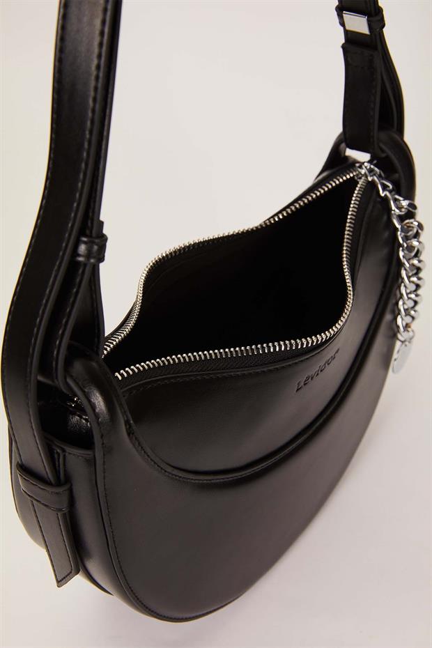 Siyah Zincir Aksesuarlı Baget Omuz Çantası