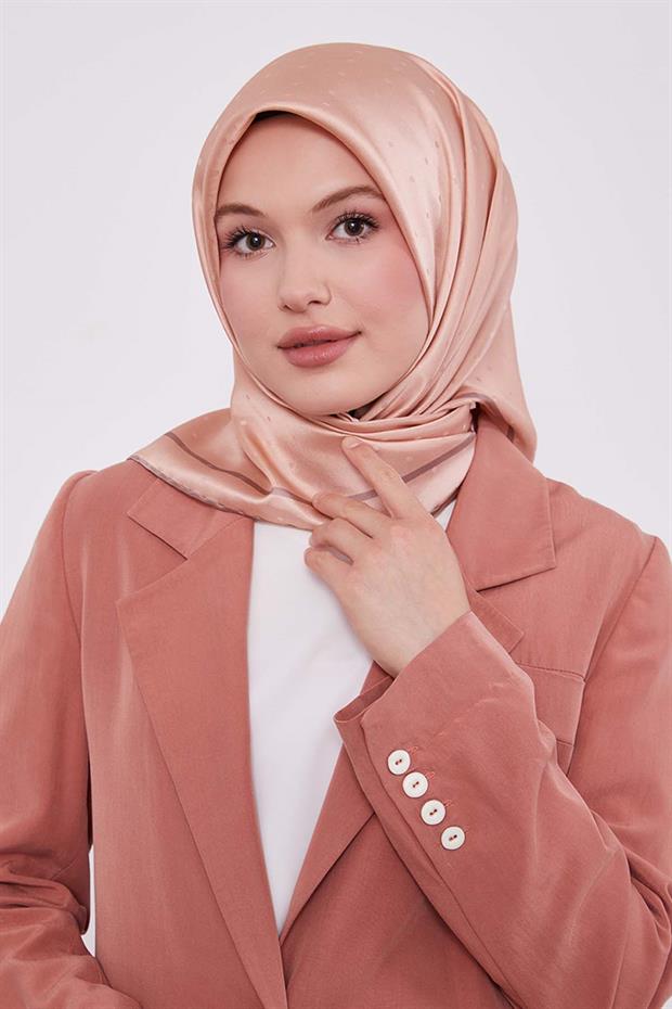 Somon Benek Desen Monogram İpek Eşarp