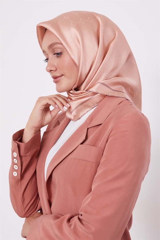 Somon Petek Desen Monogram İpek Eşarp