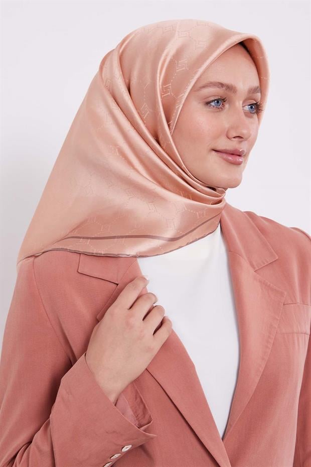 Somon Petek Desen Monogram İpek Eşarp