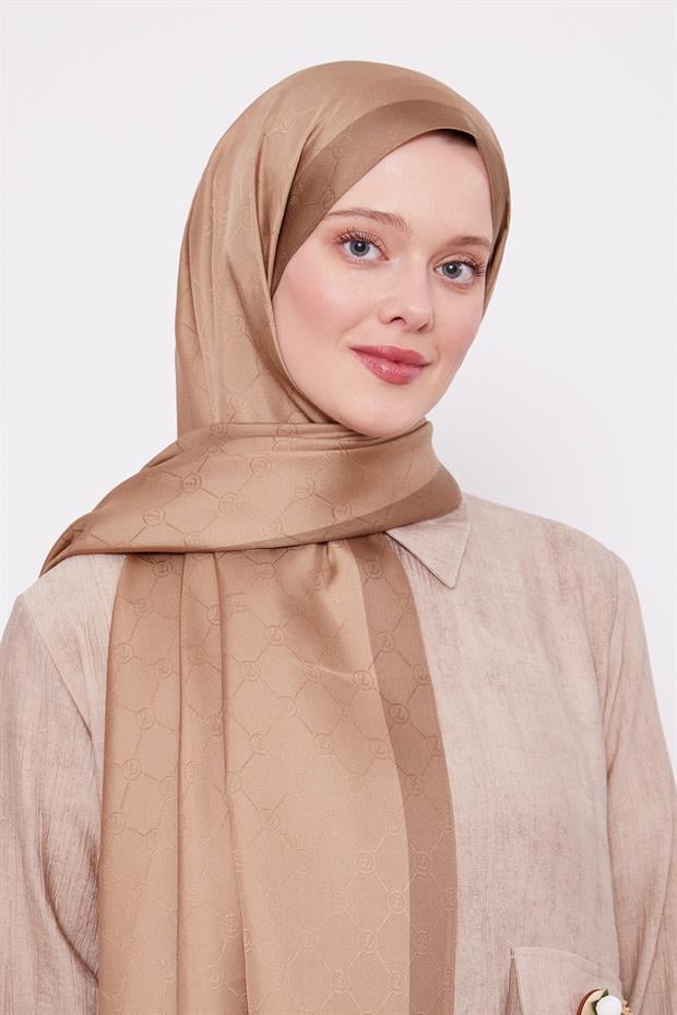 Sütlü Kahve Petek Desen Monogram İpek Şal