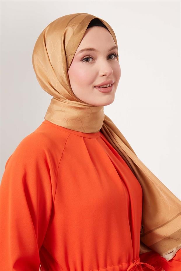 Sütlü Kahve Şerit Detay Monogram İpek Şal