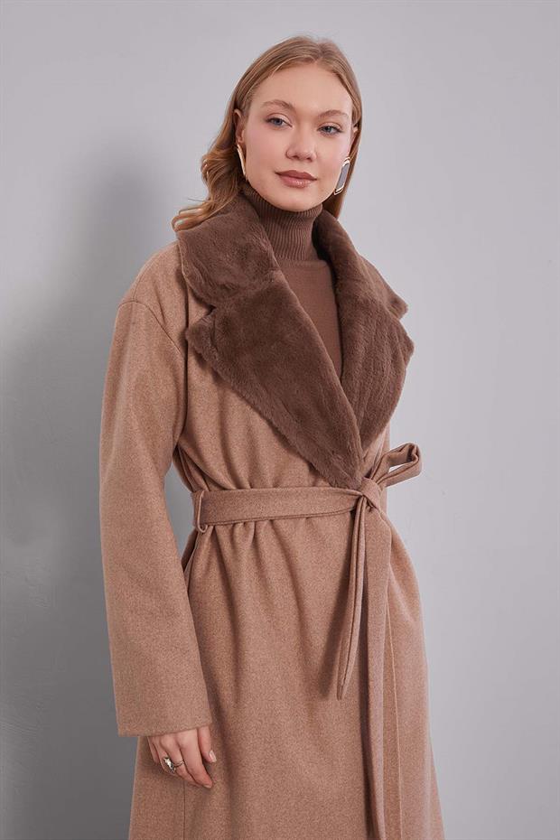 Toprak Peluş Detaylı Kaşe Kaban