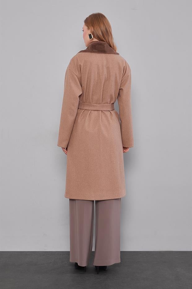 Toprak Peluş Detaylı Kaşe Kaban