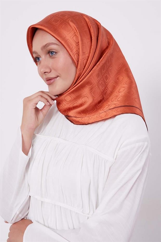 Turuncu Baklava Desen Monogram İpek Eşarp