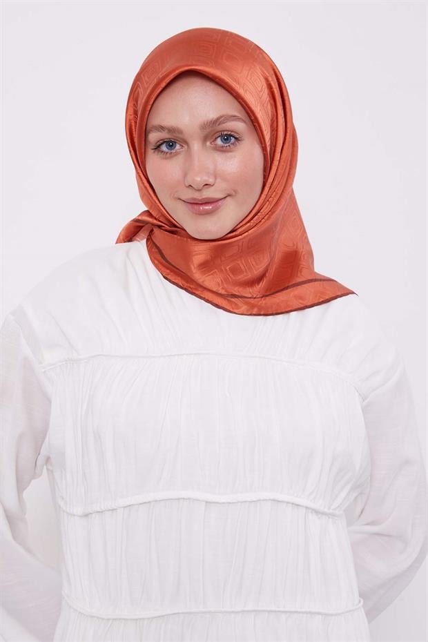 Turuncu Baklava Desen Monogram İpek Eşarp