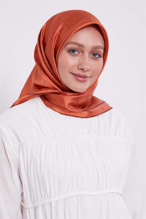 Turuncu Baklava Desen Monogram İpek Eşarp