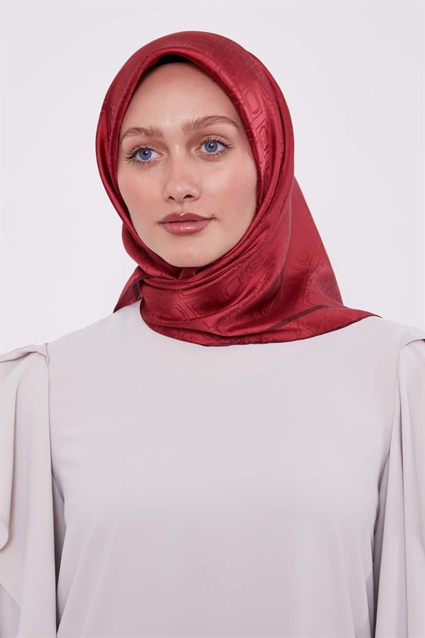 Vişne Baklava Desen Monogram İpek Eşarp