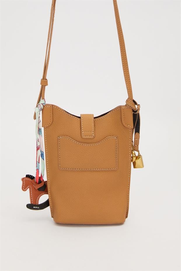 Vizon Atlı Charm Detaylı Omuz Çantası