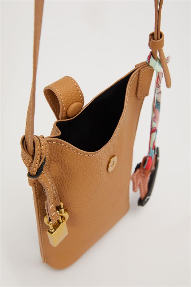 Vizon Atlı Charm Detaylı Omuz Çantası