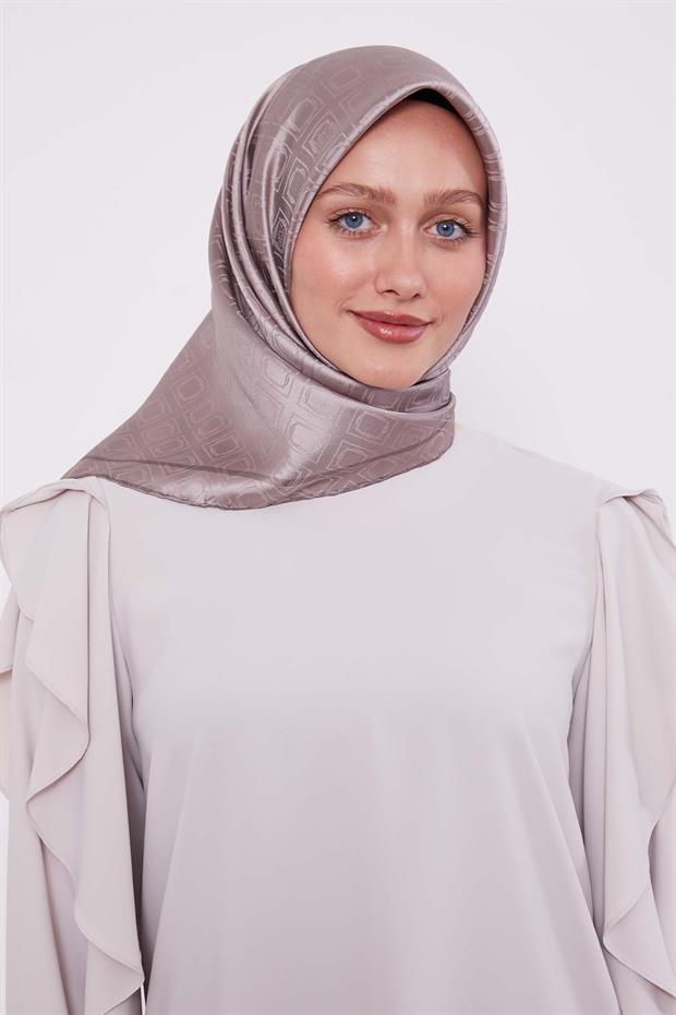 Vizon Baklava Desen Monogram İpek Eşarp