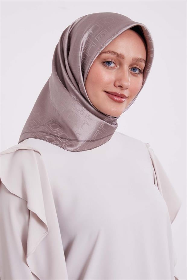 Vizon Baklava Desen Monogram İpek Eşarp