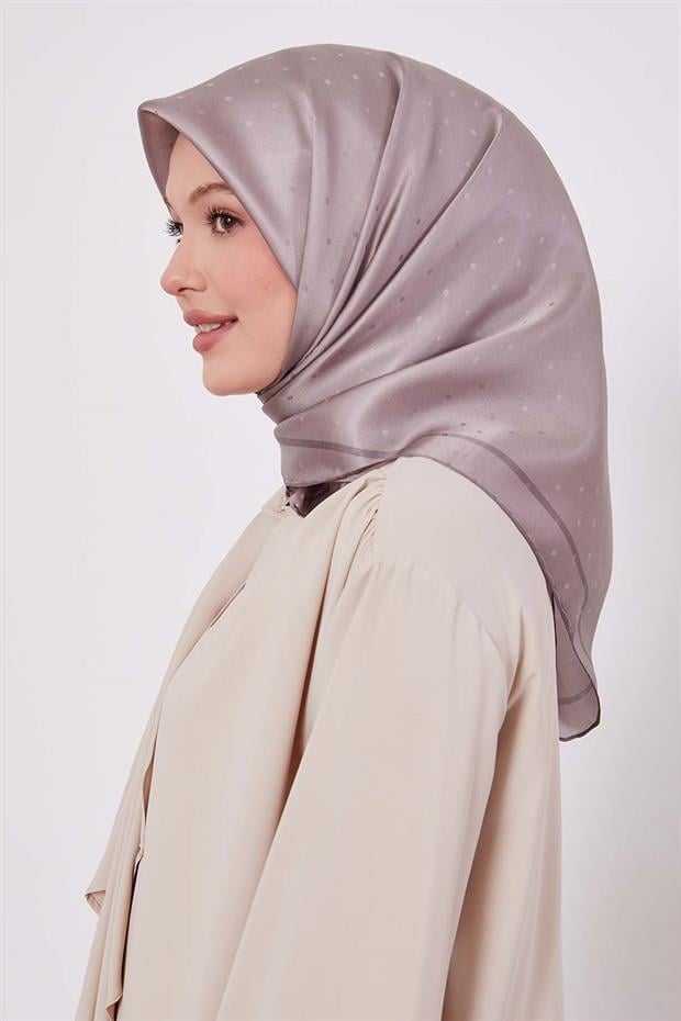 Vizon Benek Desen Monogram İpek Eşarp