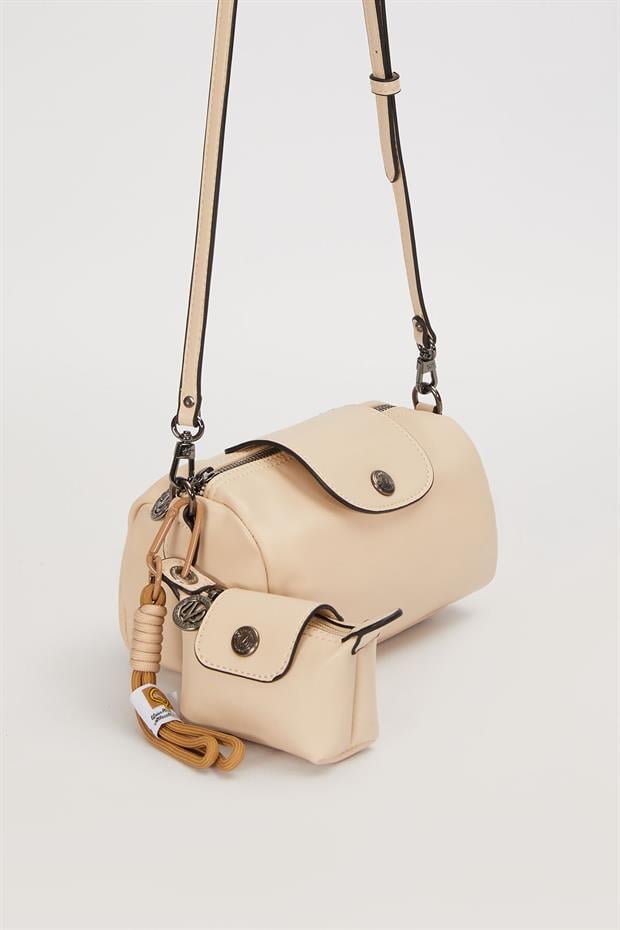 Vizon Silindir Model Charm Detaylı Omuz Çantası