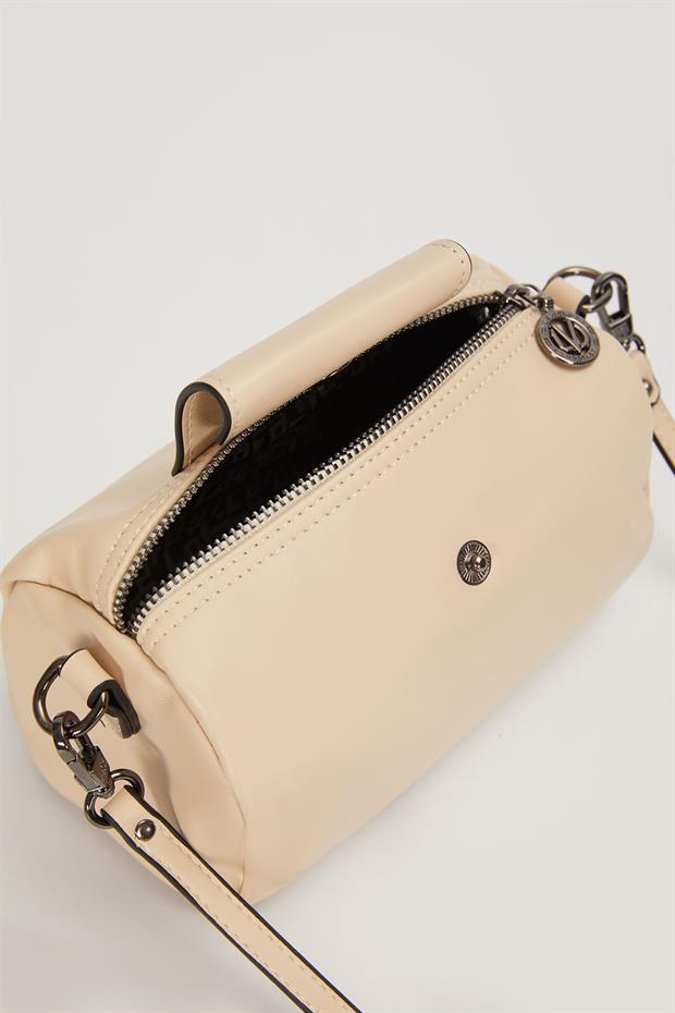 Vizon Silindir Model Charm Detaylı Omuz Çantası