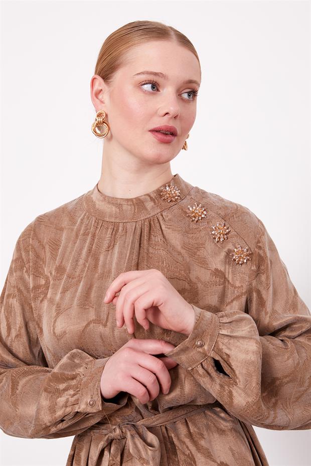 VİZON Yakası Taş Detaylı Cupra Elbise