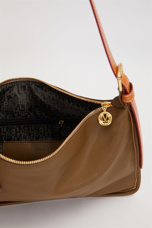 Yeşil Charm Aksesuar Detaylı Baget Çanta