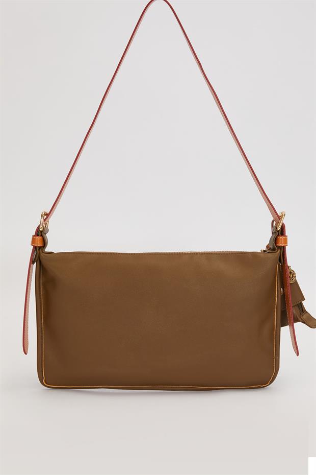 Yeşil Charm Aksesuar Detaylı Baget Çanta