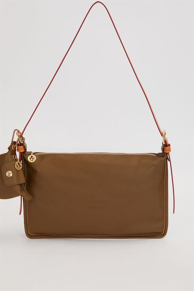 Yeşil Charm Aksesuar Detaylı Baget Çanta