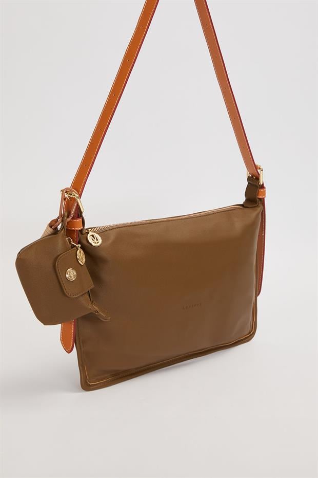 Yeşil Charm Aksesuar Detaylı Baget Çanta