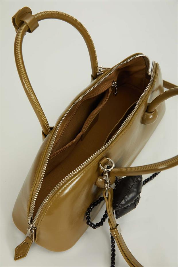 Yeşil Charm Detaylı Baget Çanta