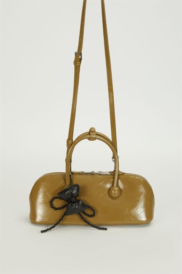 Yeşil Charm Detaylı Baget Çanta