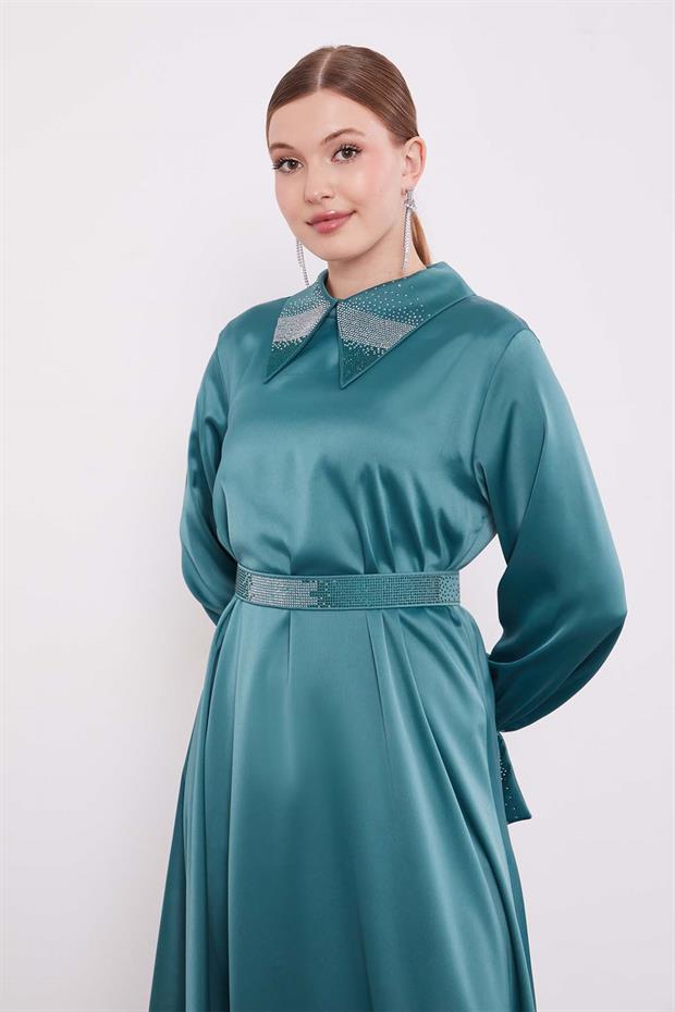 Yeşil Taş Detaylı Saten Elbise