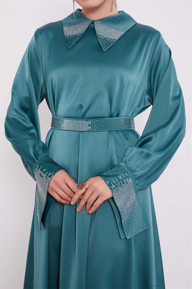 Yeşil Taş Detaylı Saten Elbise
