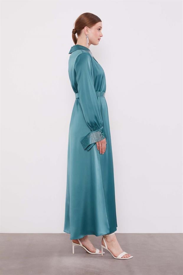 Yeşil Taş Detaylı Saten Elbise