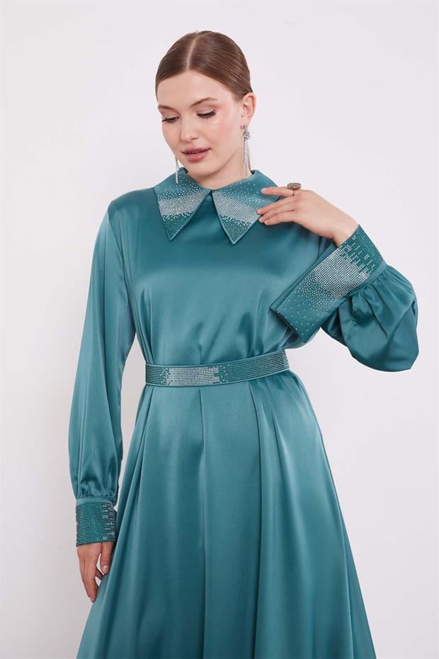 Yeşil Taş Detaylı Saten Elbise