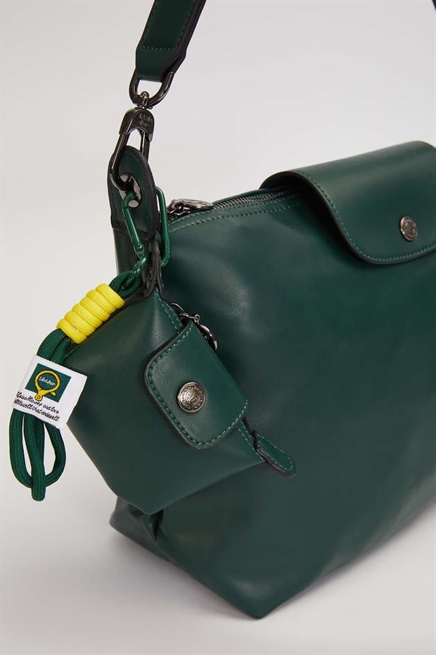 Yeşil Üst Kapaklı Charm Detay Omuz Çantası