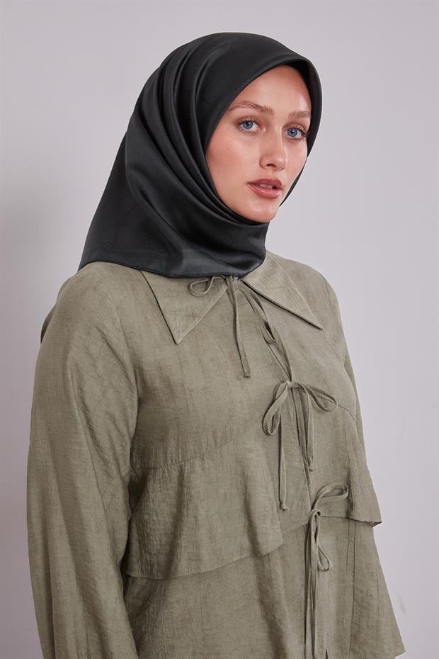 Zümrüt Kenar Şeritli Monogram İpek Eşarp