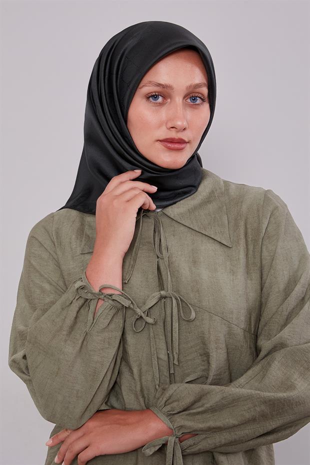 Zümrüt Kenar Şeritli Monogram İpek Eşarp