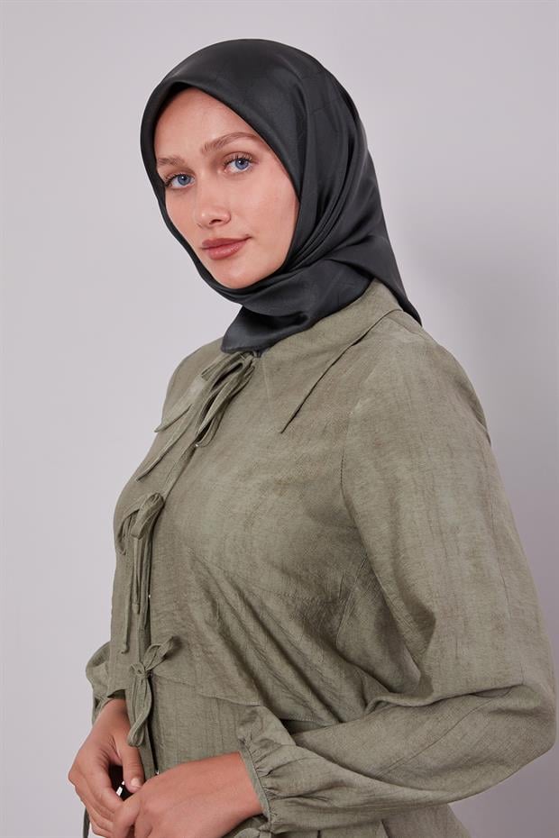 Zümrüt Kenar Şeritli Monogram İpek Eşarp