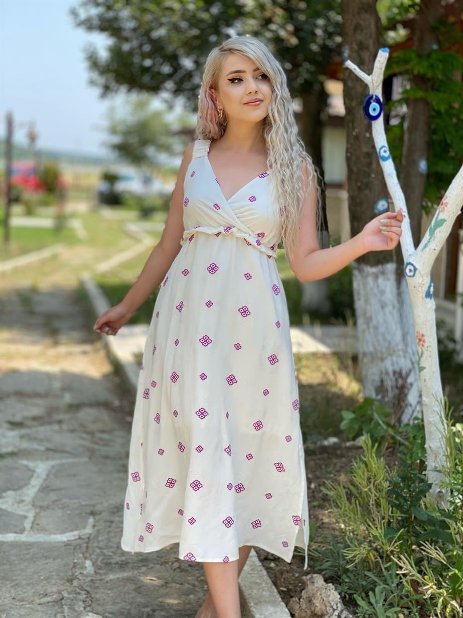 Beyaz Göğüs Oturtmalı Nakış İşlemeli Elbise