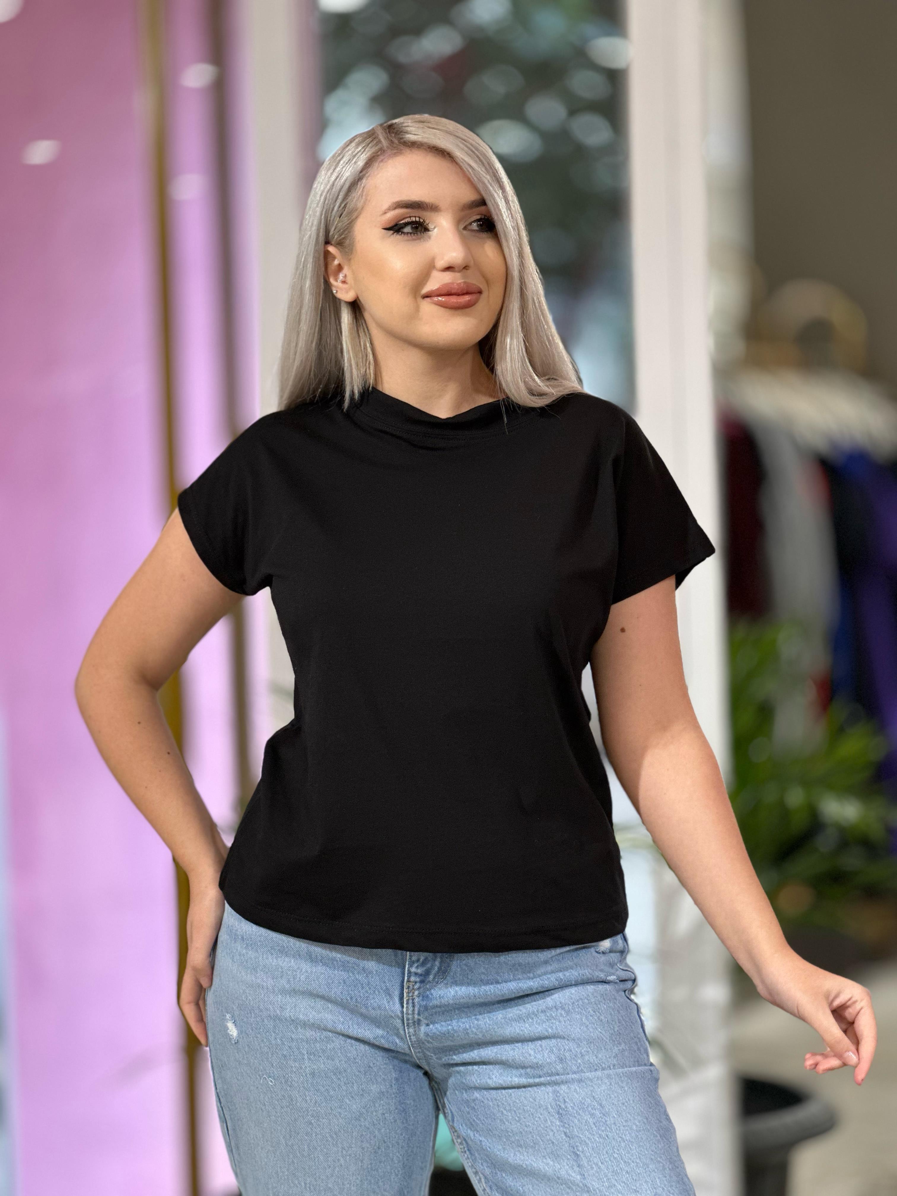 Dik Yaka Siyah Tişört