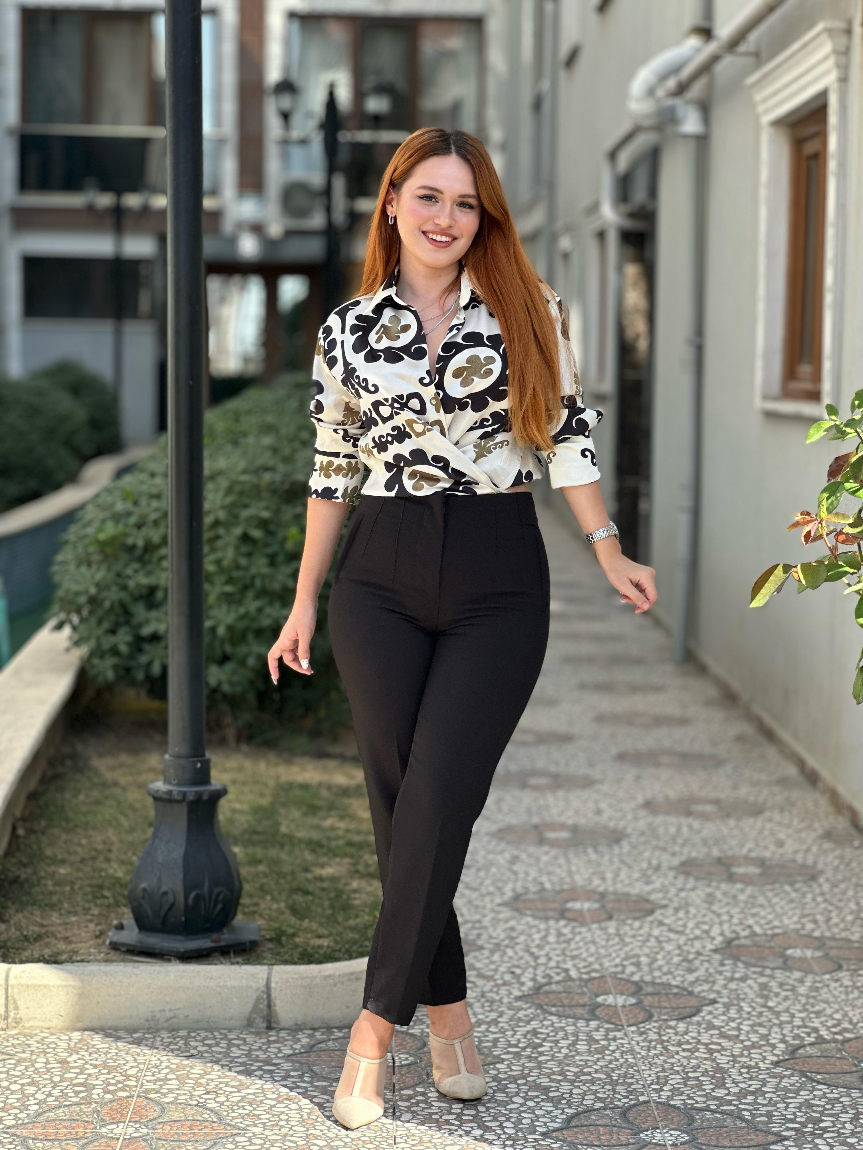 Karol Önü Pensli Siyah Pantalon