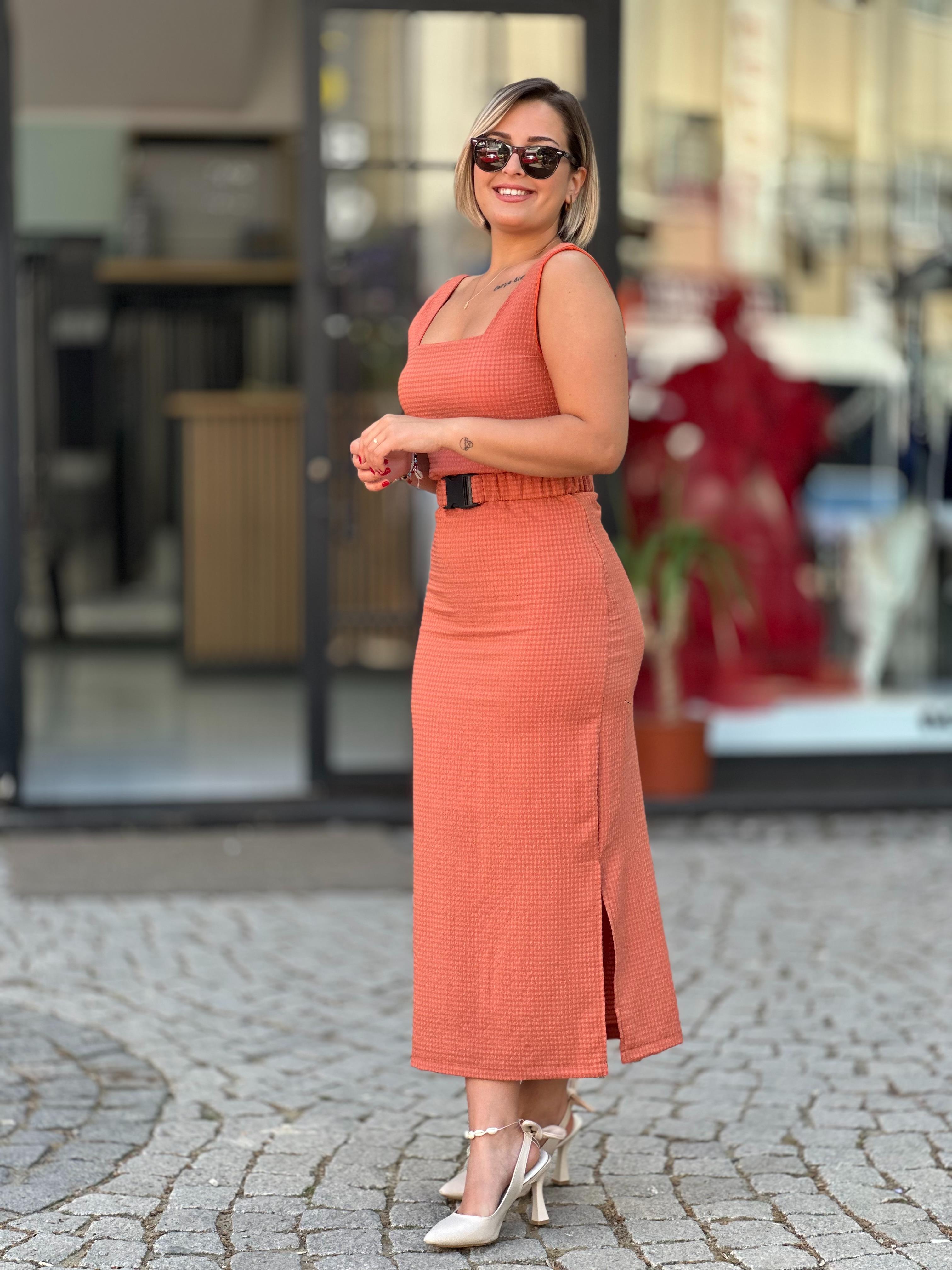 Sandık Yaka Kemerli Elbise