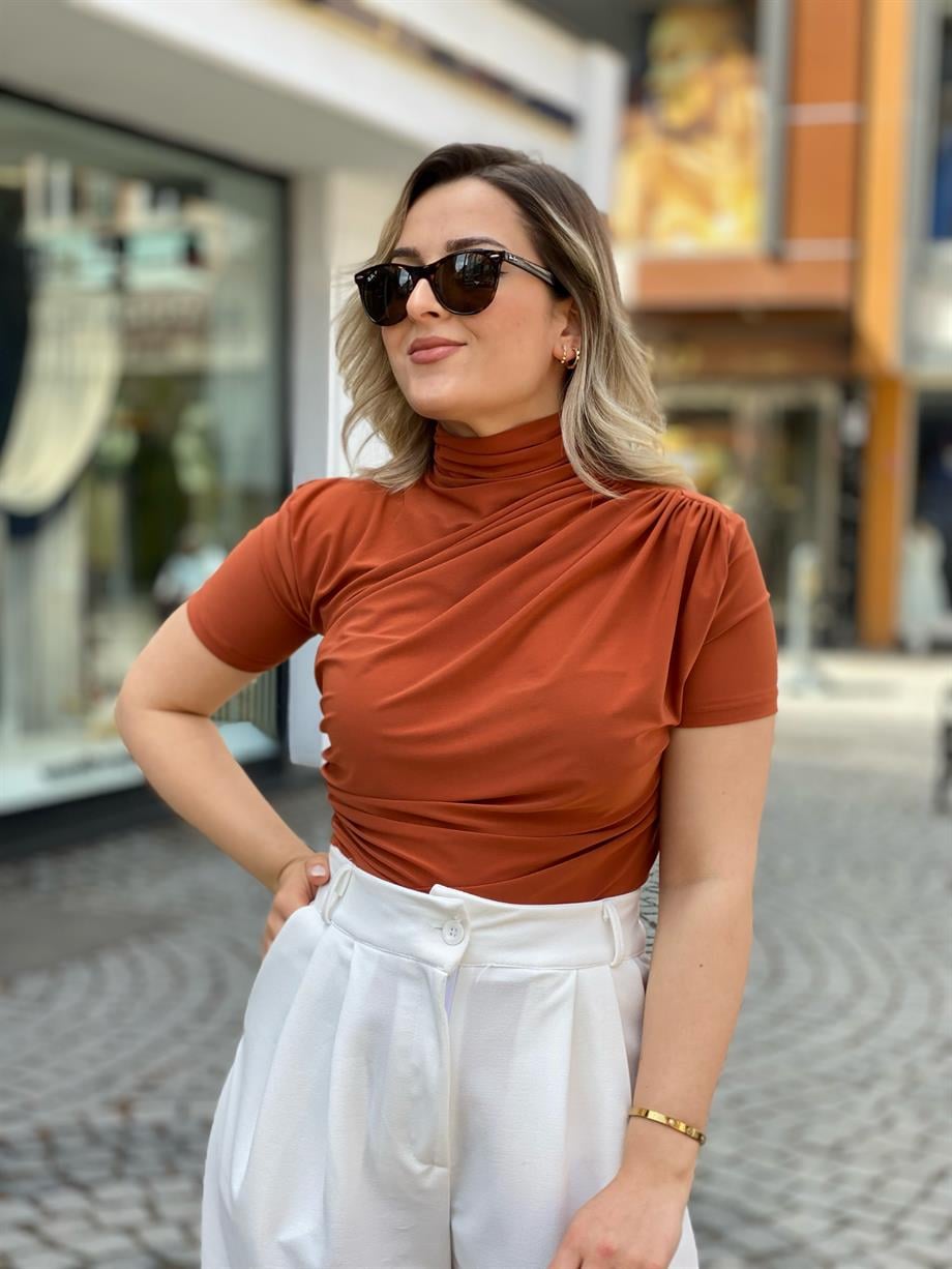Tarçın Dik Yaka Drapeli Bluz