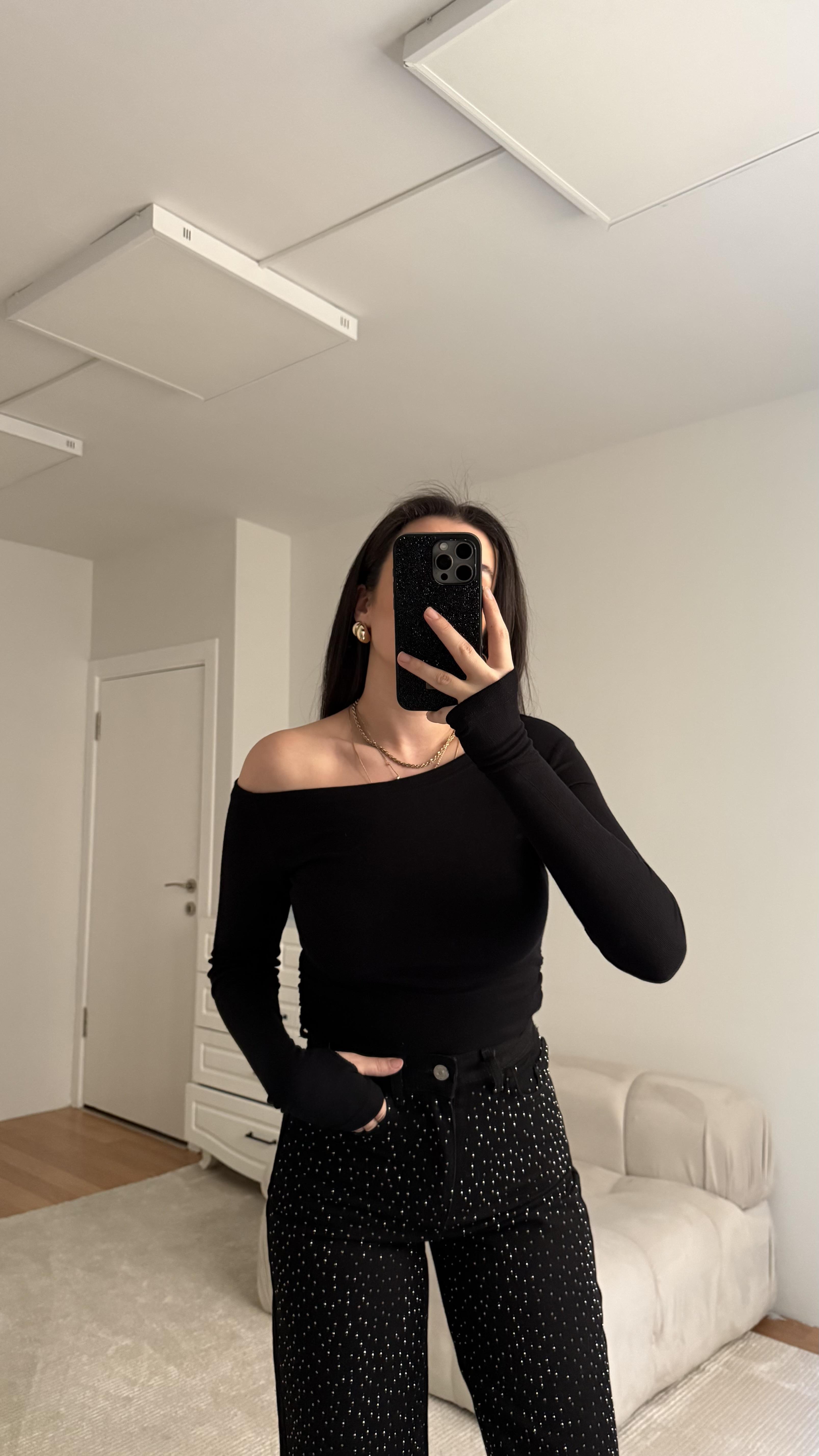  Siyah Kayık Yaka Drapeli Parmak Geçirmeli Bluz