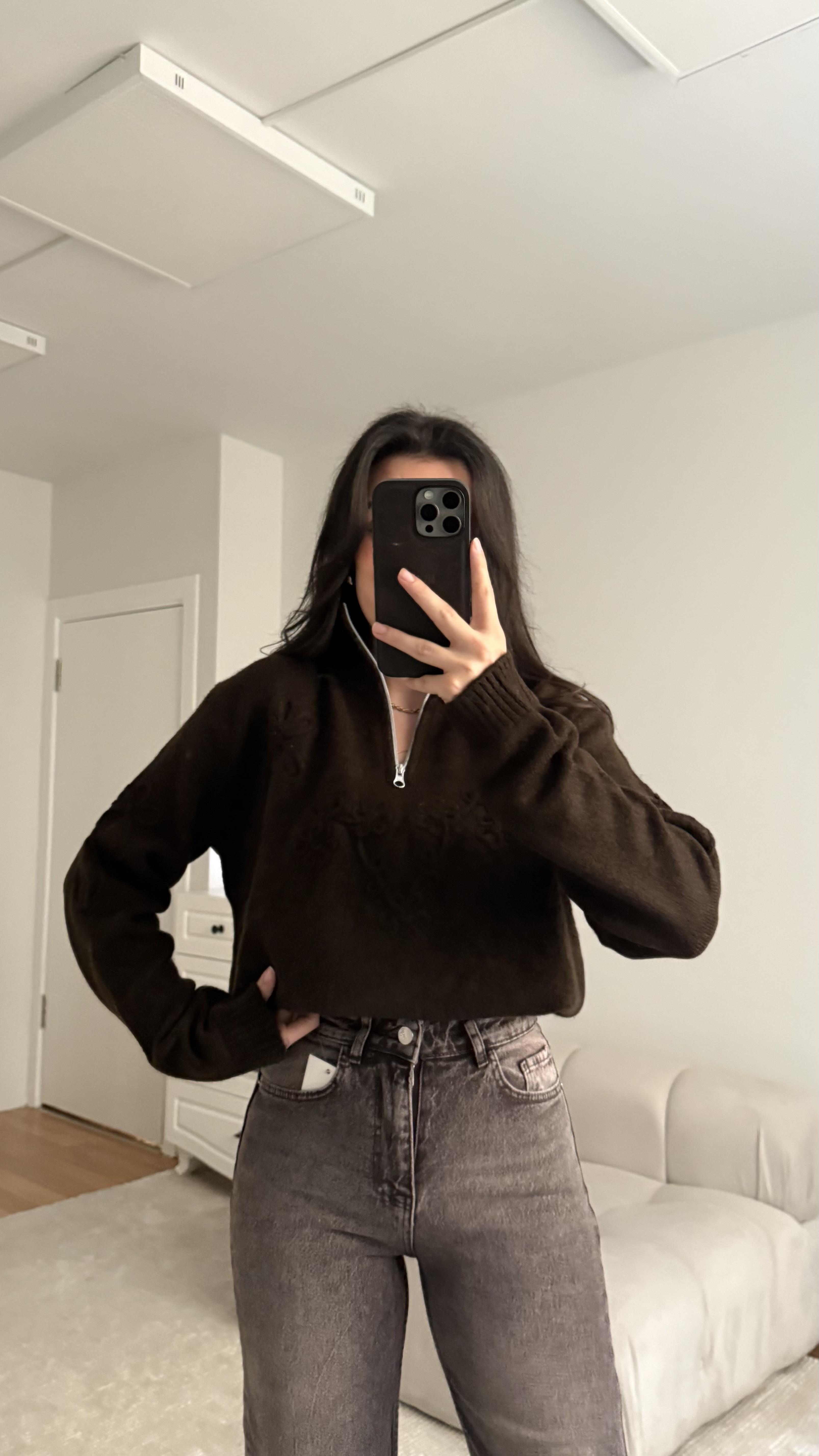 Acı Kahve Dik Yaka İşlemeli Kazak