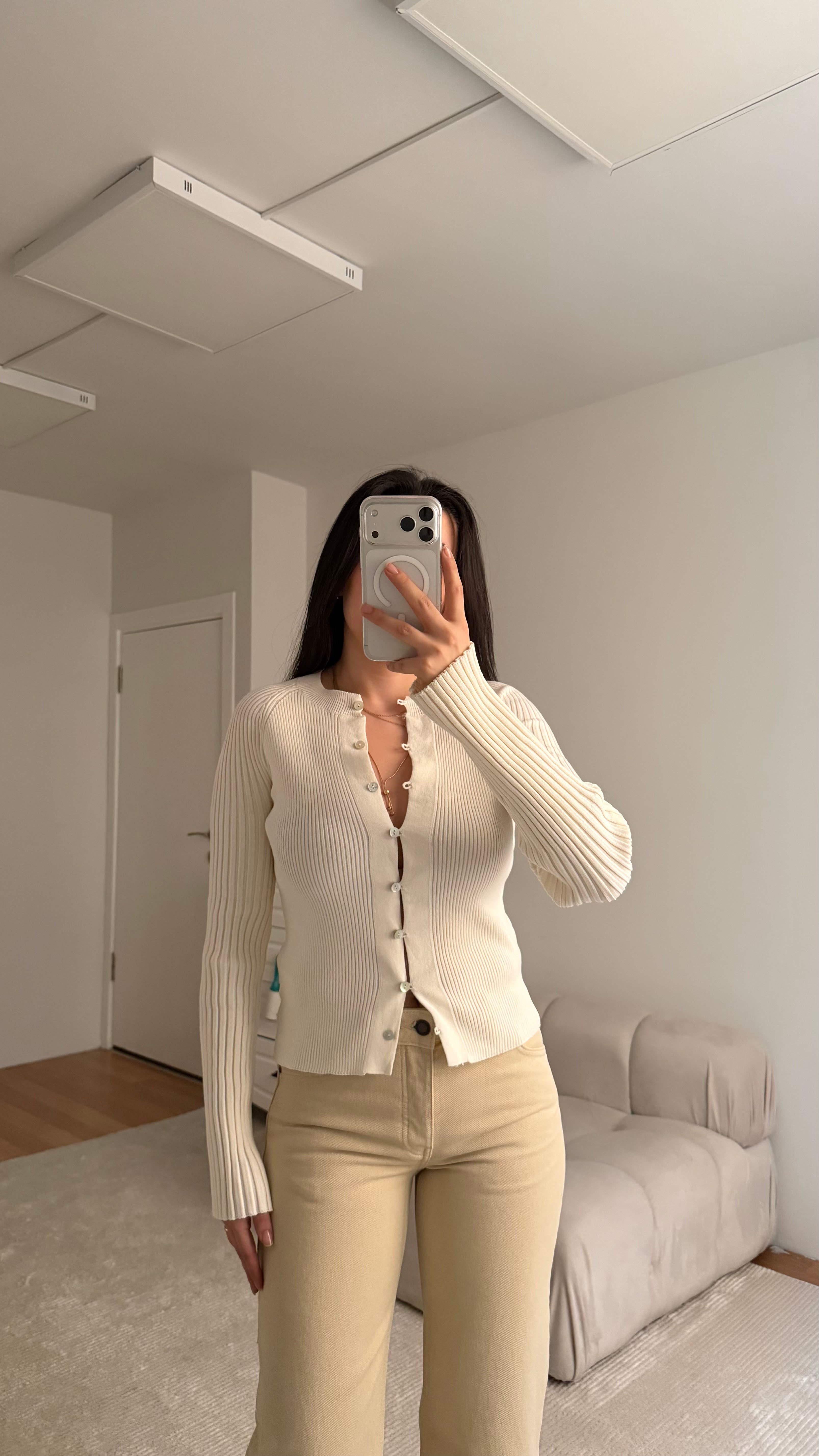 Beyaz Bisiklet Yaka Kemik Düğmeli Hırka 