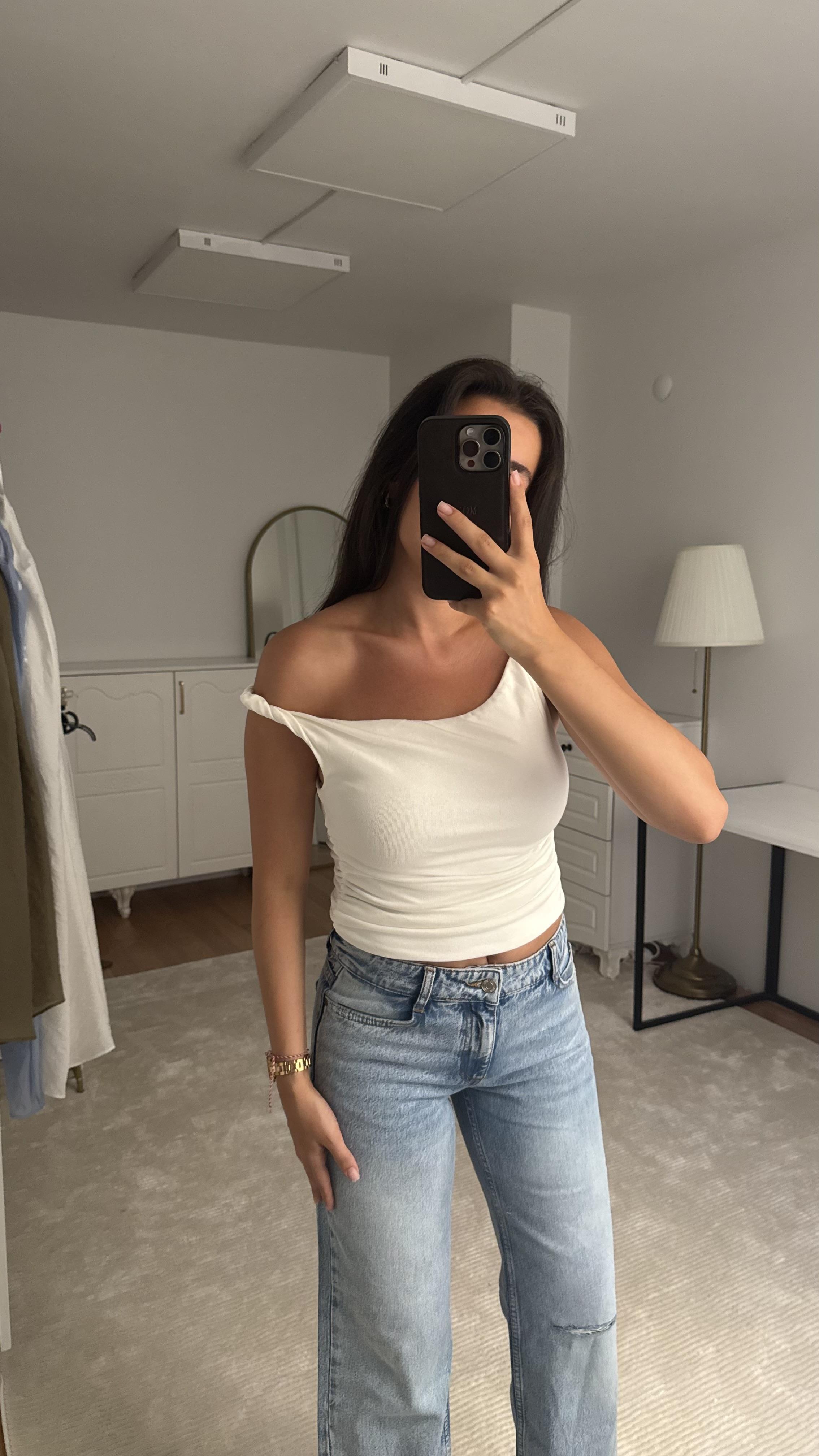 Büzgü Detaylı Beyaz Bluz