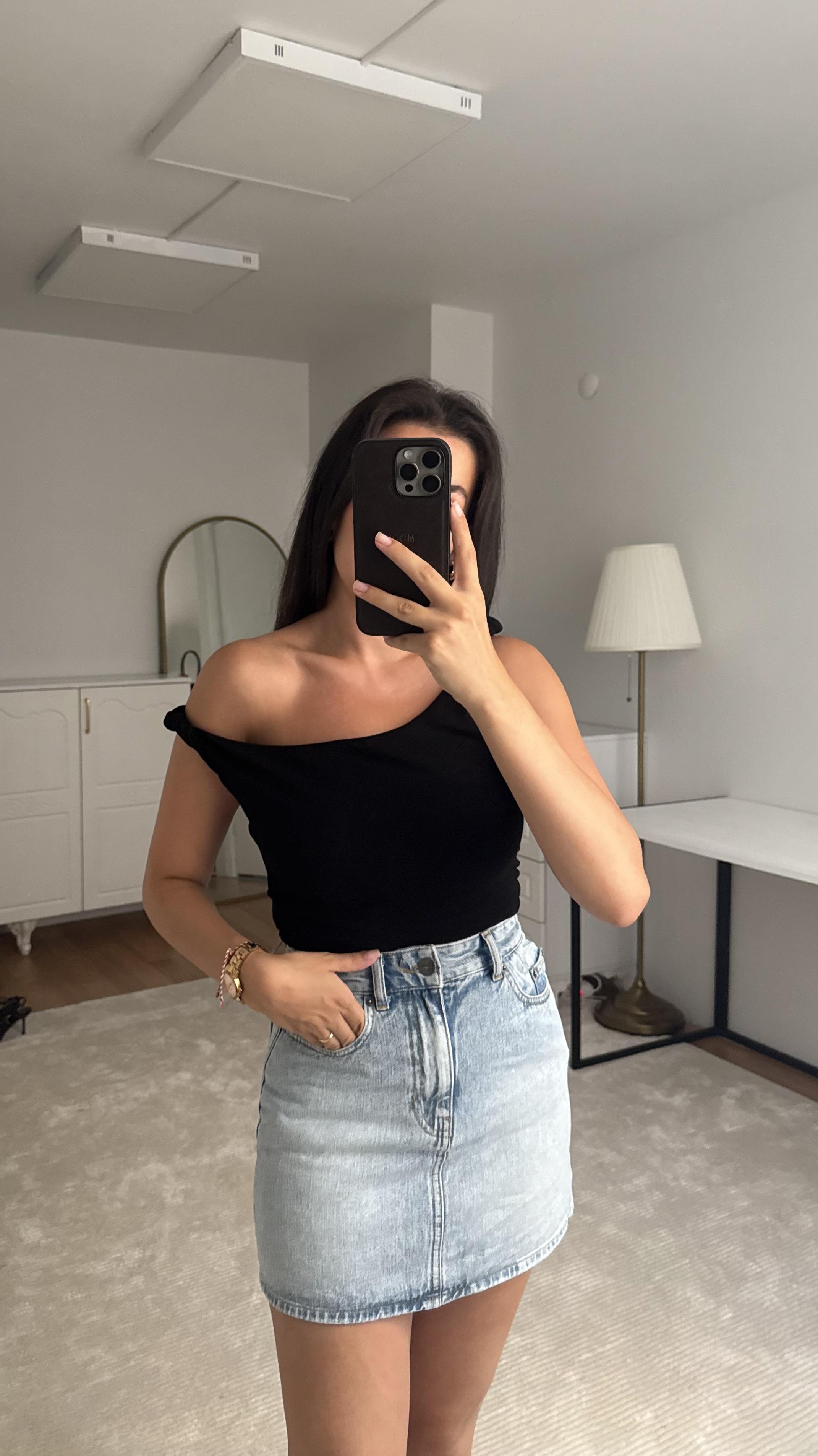 Büzgü Detaylı Siyah Bluz