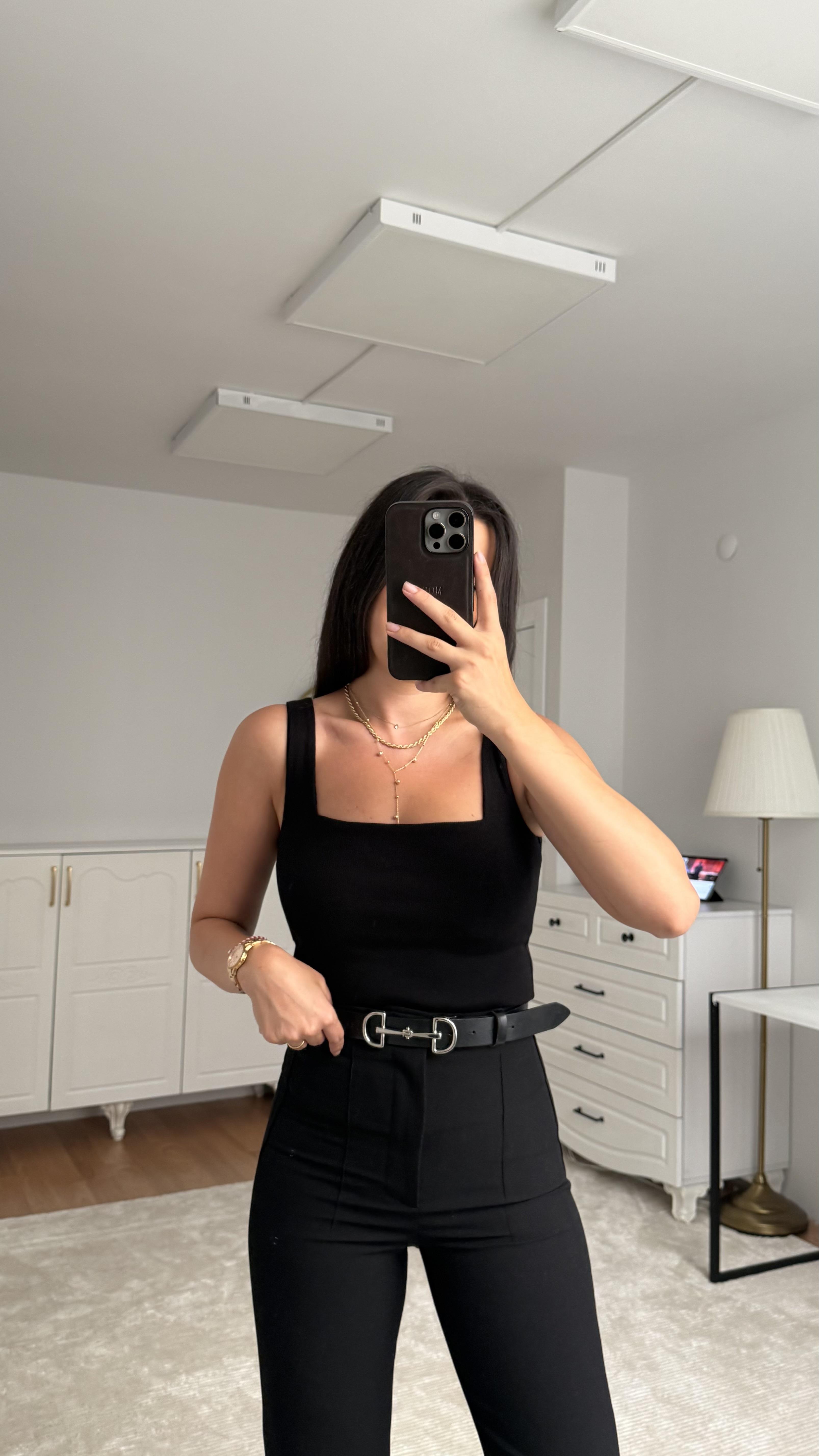 Kare Yaka Siyah Bluz